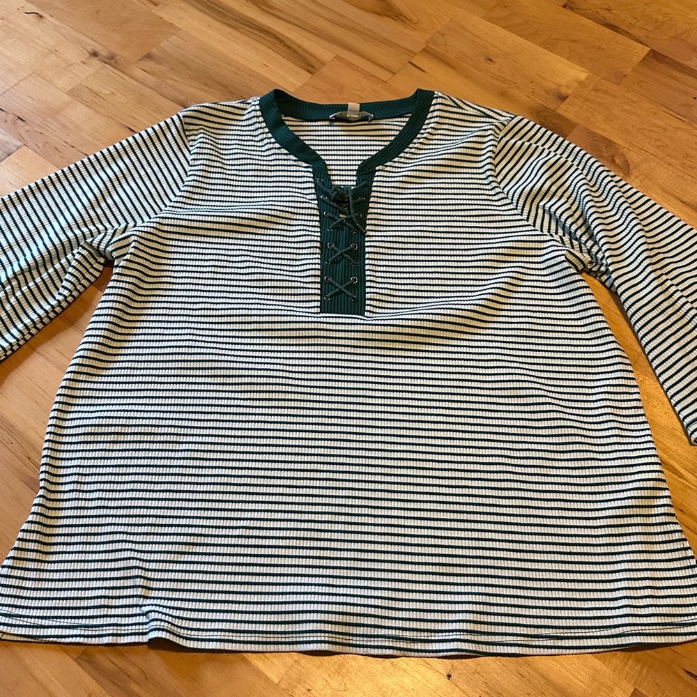 Pretty Hunter Green & White Top